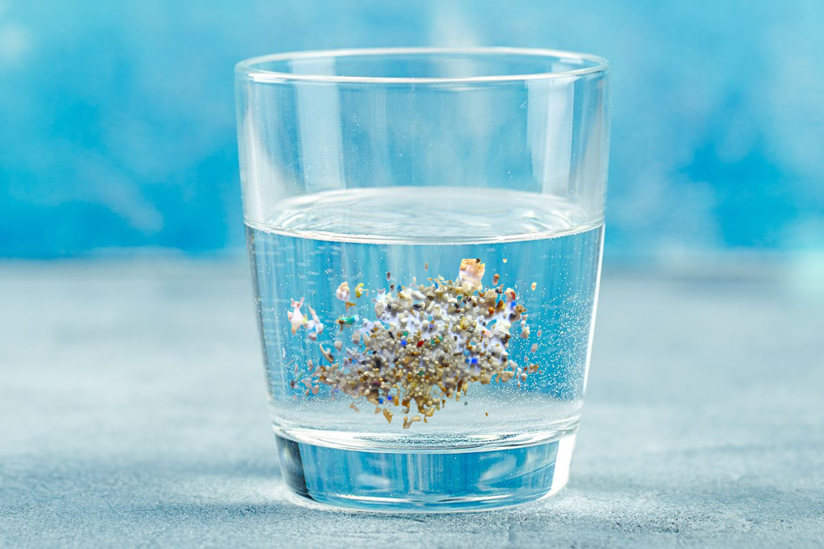 Cómo eliminar los 5 gramos de microplásticos del agua que bebes a la semana  - H2O Tratamientos
